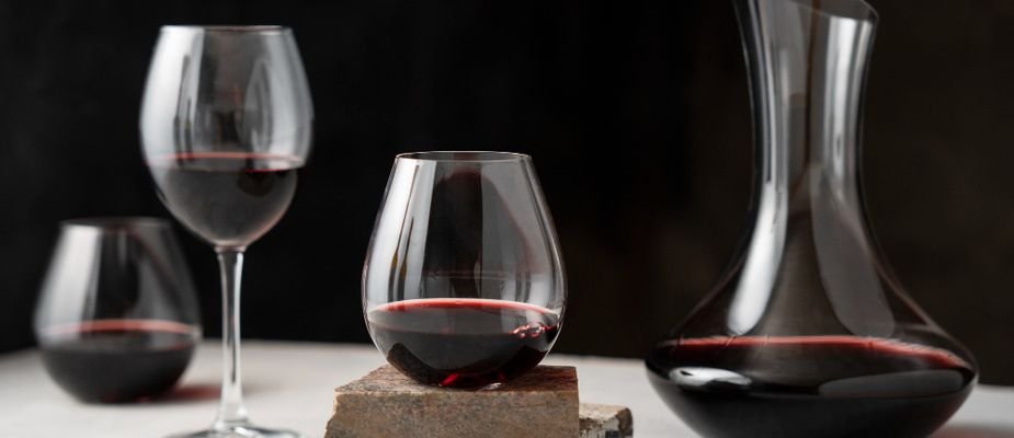 Decantação de Vinhos: Quando Faz Sentido (e Quando Não)